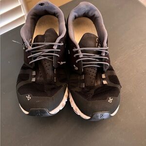 Original design women’s on running cloud 5 shoes size 9 black and white preloved